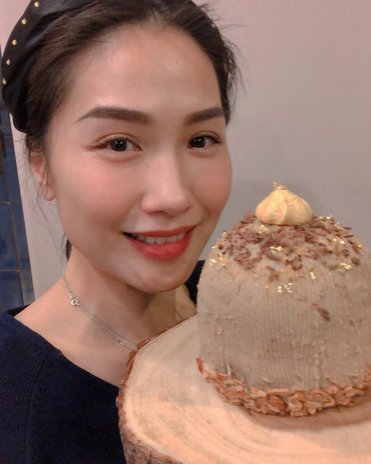 48歲袁彩雲拍片分享生活近況意外曝光豪宅內貌！巨廳高樓底大到超乎想像！