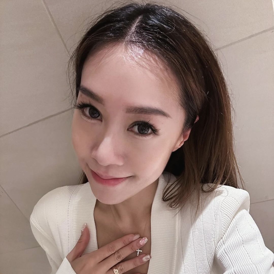 黃心妙疑真空上陣自拍露側乳惹人遐想！火辣造型盡騷S形沙漏身材！