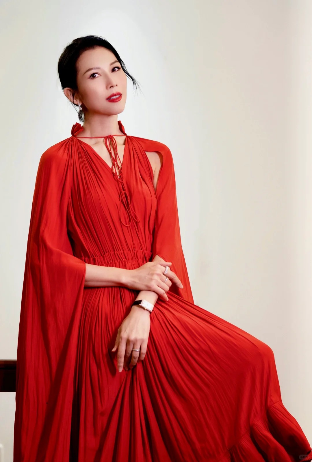 51歲蔡少芬生圖曝光美貌依然！抱恙上陣仍勁歌熱舞獲讚敬業！