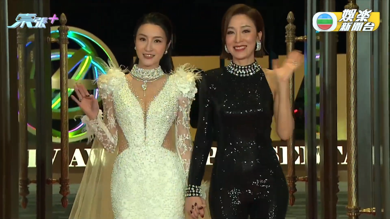 萬千星輝頒獎典禮2024紅地毯造型盤點「最強後母」胸壓全場！胡定欣化身「小金人」