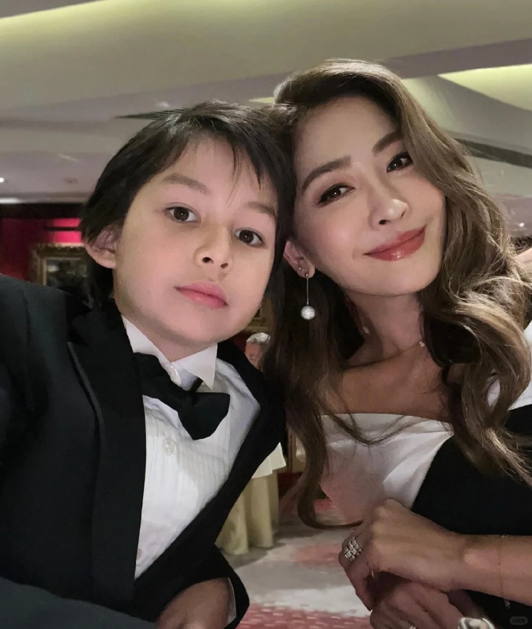 周汶錡近照大晒少女肌逆齡生長！豪宅內貌曝光大廳設巨型火爐！