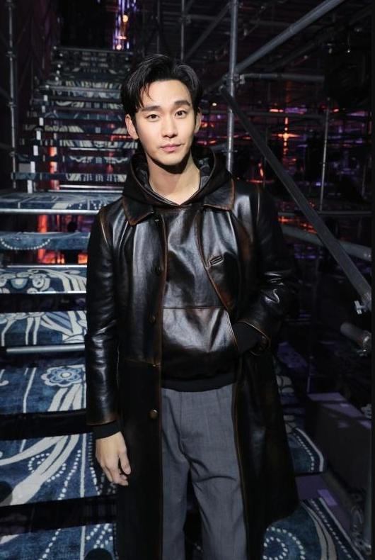 米蘭時裝週 | Sana@TWICE超性感現身Prada秀場！火辣型格造型登場即成焦點！