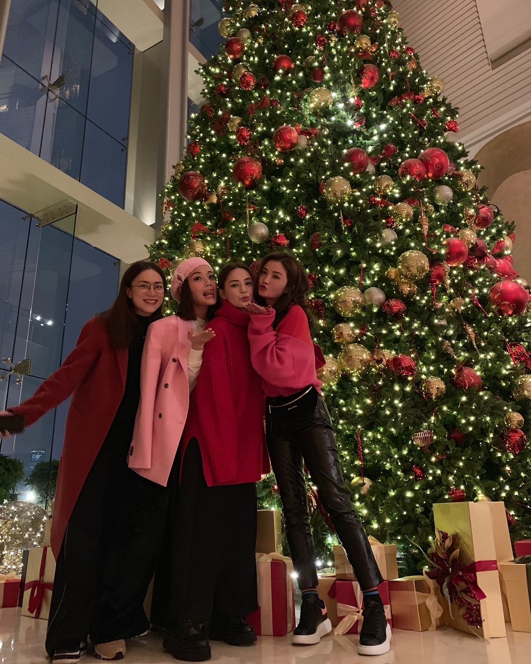 阿嬌44歲生日激減突變紙片人！？ 低胸禮服罕晒性感鎖骨嚇窒網民！