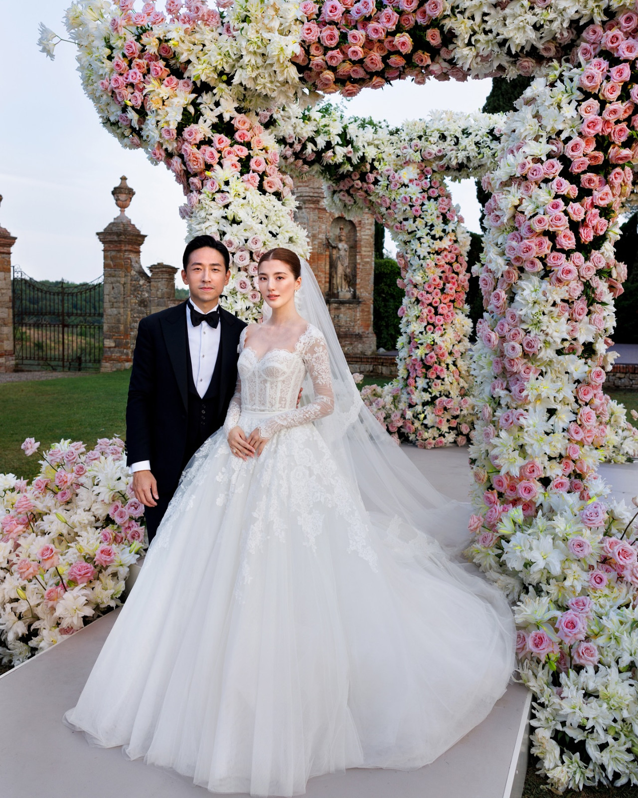 「百億新抱」吳千語跪地拜年 一舉動獲讚有家教豪門媳婦