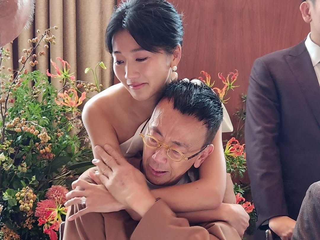 鄭丹瑞大女過大禮全枱山珍海味極誇張！豪晒巨型龍鳳鈪珠寶！將在港補辦喜酒！