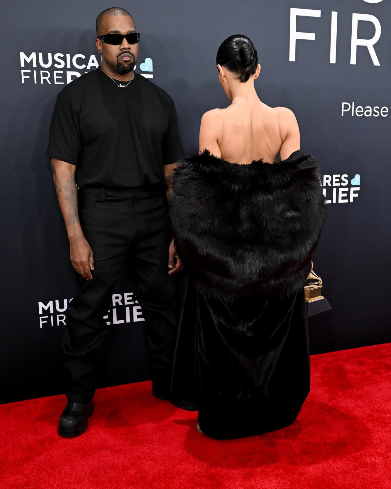 Kanye West老婆再以近乎裸體現身紅地毯！造型極破格被驅逐再掀熱議！