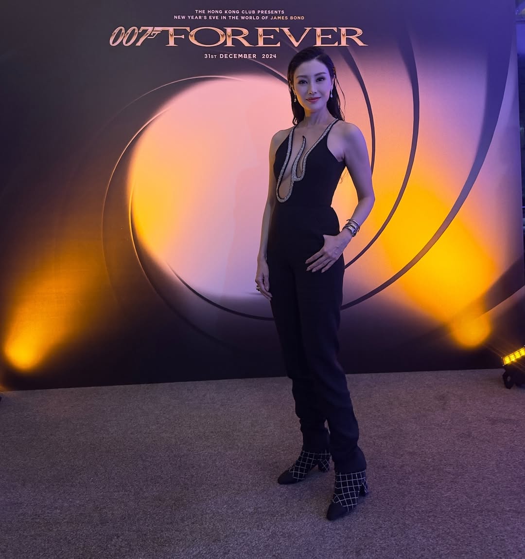 54歲李嘉欣被野生捕獲逆齡長相宛如少女！意外曬出家姐美貌力證超強基因！