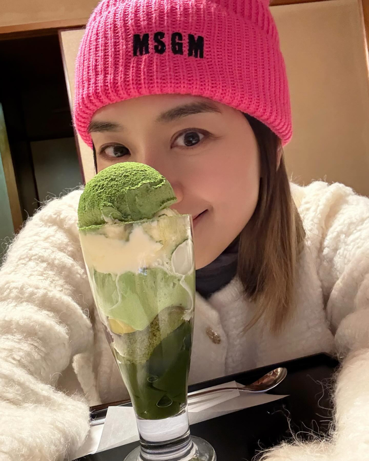 黃智雯意外曝光家姐美貌獲激讚！顏值不輸明星妹妹！曾做節目主持背景猛料！