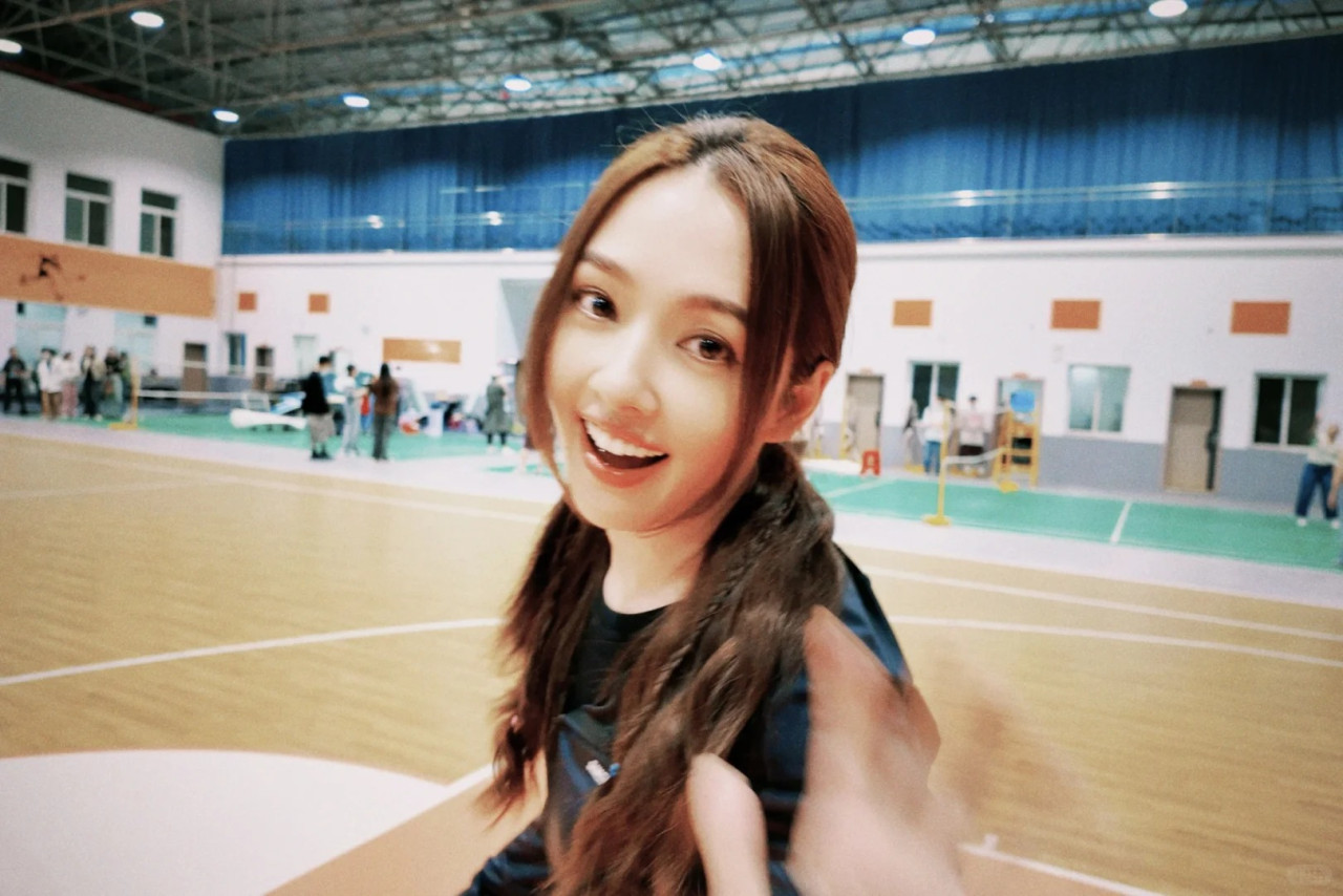 豪門千億新抱貼地逛平價藥妝！素顏無保鏢氣質出眾獲激讚！