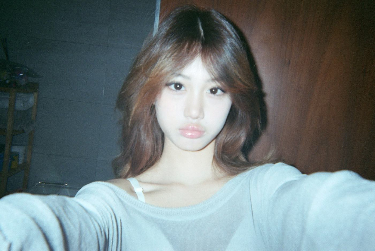 鍾麗緹細女15歲生日超齡打扮掀熱議！暴風式成長星味滿瀉與媽媽餅印十足！