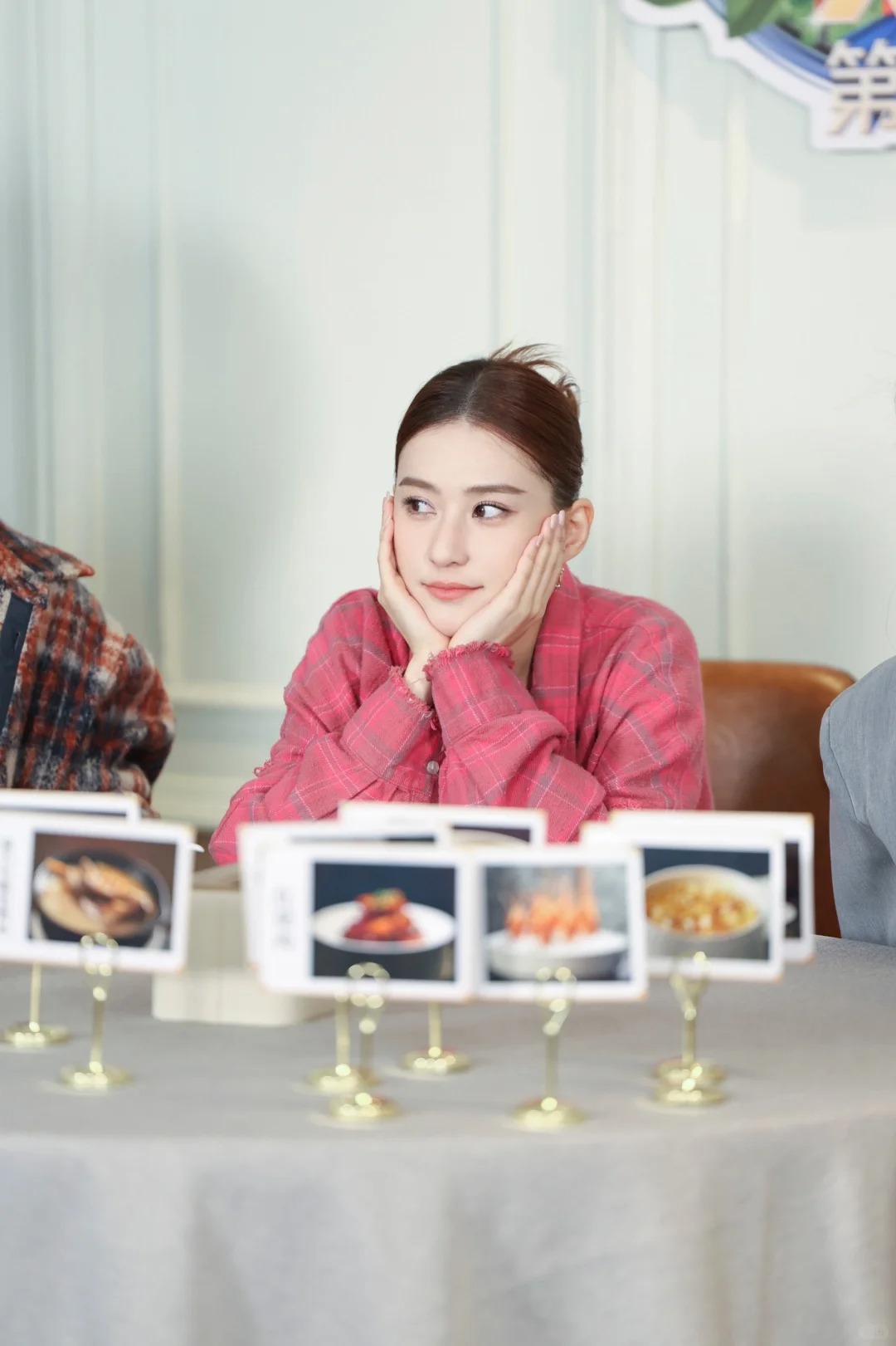 「最美千金」生圖行路駝背步姿奇怪！? 性感貼身短裙現身險走光一幕遭瘋傳！