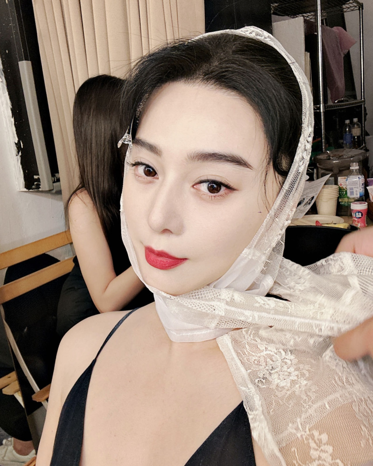 范冰冰現身柏林影展曬性感大深V  胸貼若隱若現失手險走光？