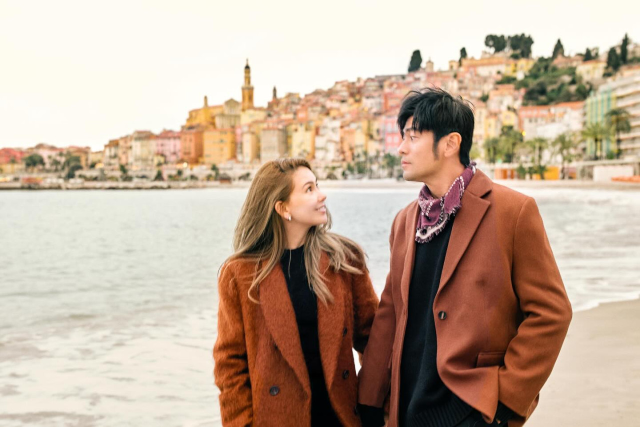 周杰倫夫妻現身富豪聚會奢華穿搭掀熱議！昆凌手拎天價愛馬仕手袋、戴王妃同款禮帽！