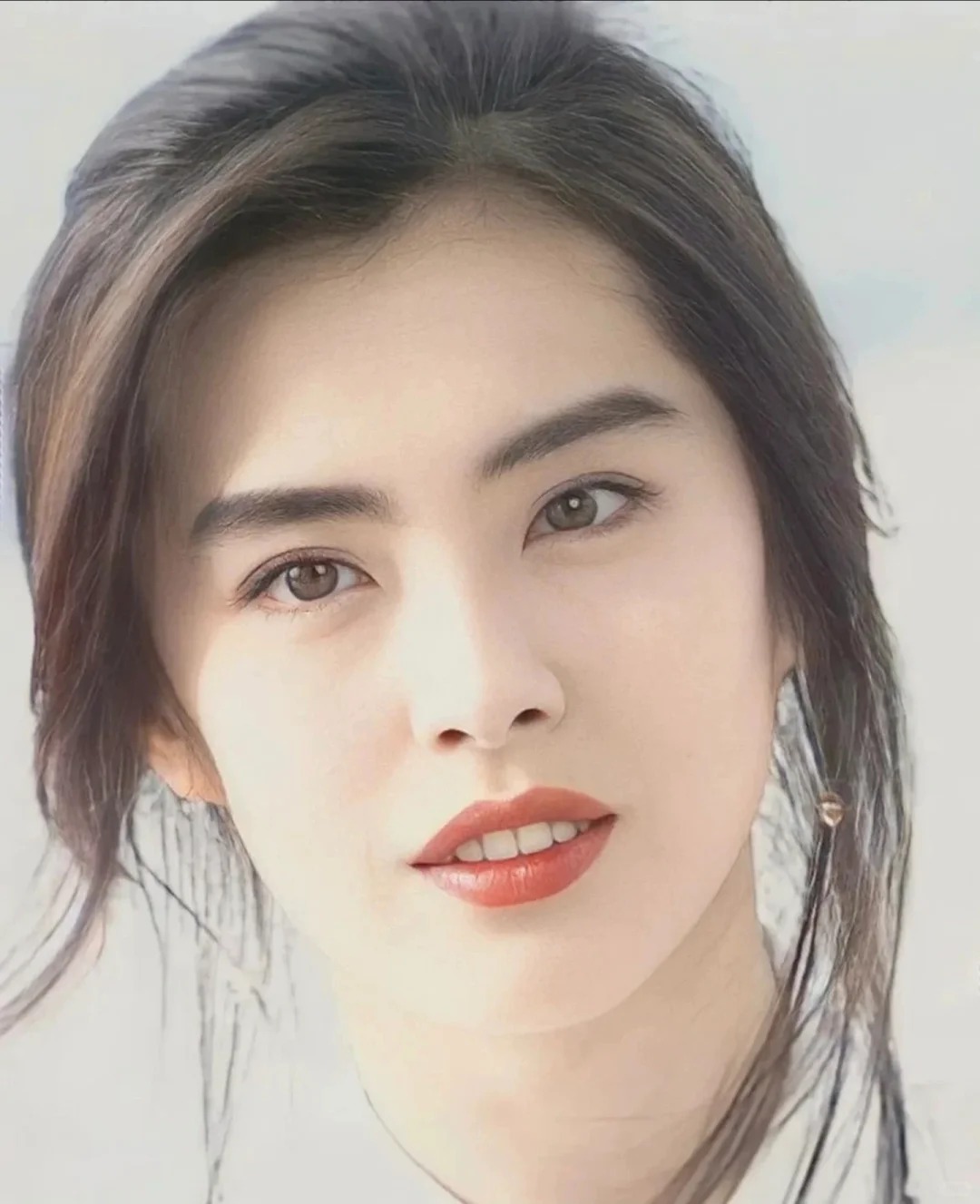 58歲王祖賢近照臉容僵硬被指醫美過度！曾拍片否認車禍致毀容一事！