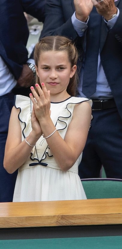 英國王室︱夏洛特公主神複製超強基因！撞樣年輕英女皇！高貴氣質如出一轍！