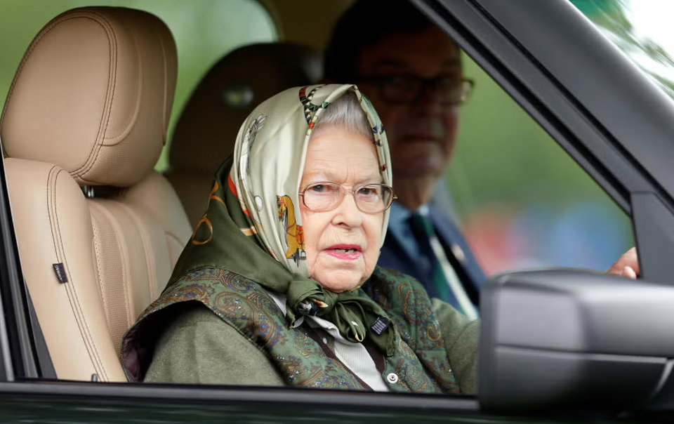 【英女王逝世】認識英女王伊莉莎白二世12個小秘密！專屬30年替身/手袋是秘密信號/嚴格衣著要求！