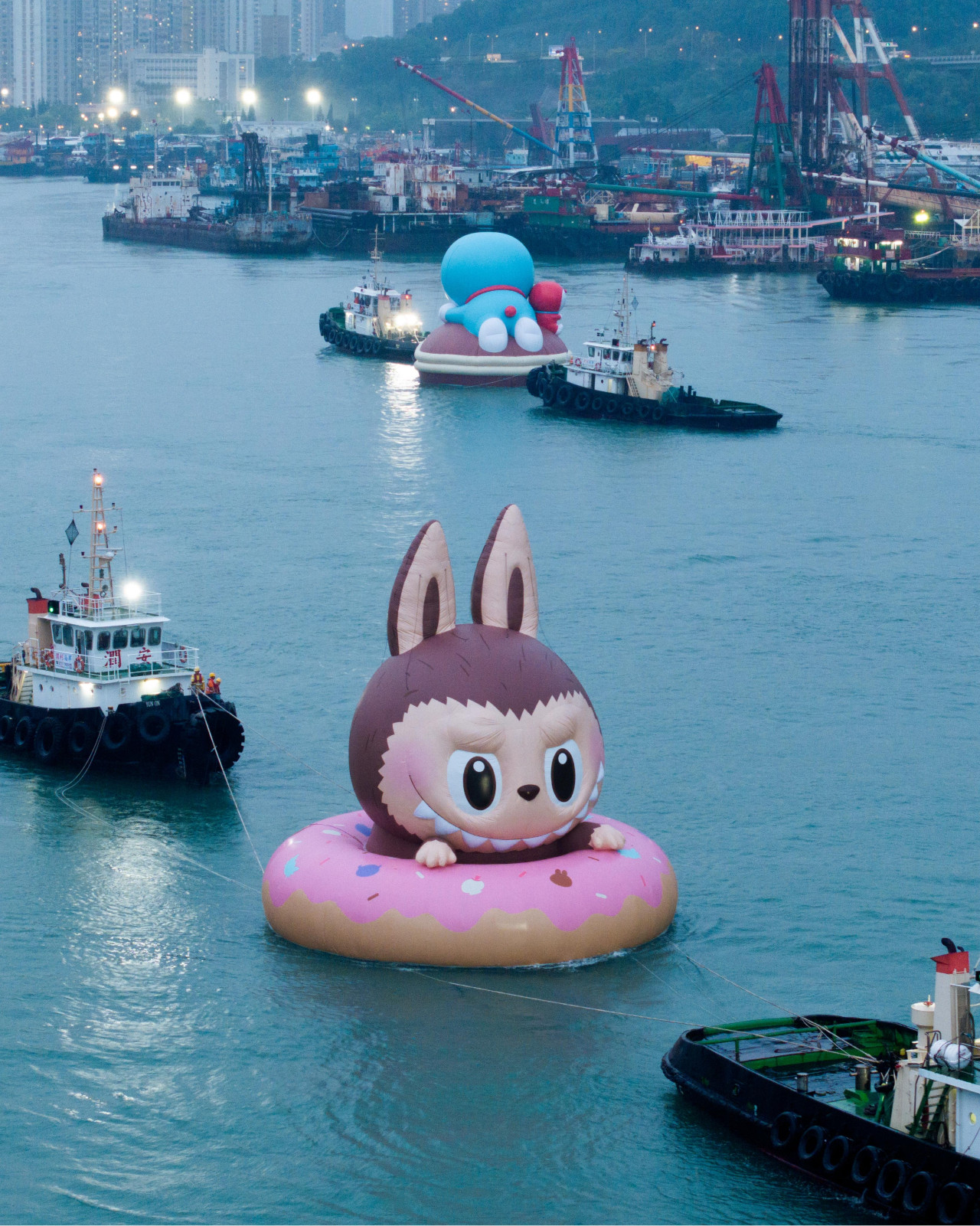 「Water Parade」維港海上大巡遊10月襲港！巨型充氣LABUBU多啦A夢／快閃店／市集攤位美食 | UHK 港生活