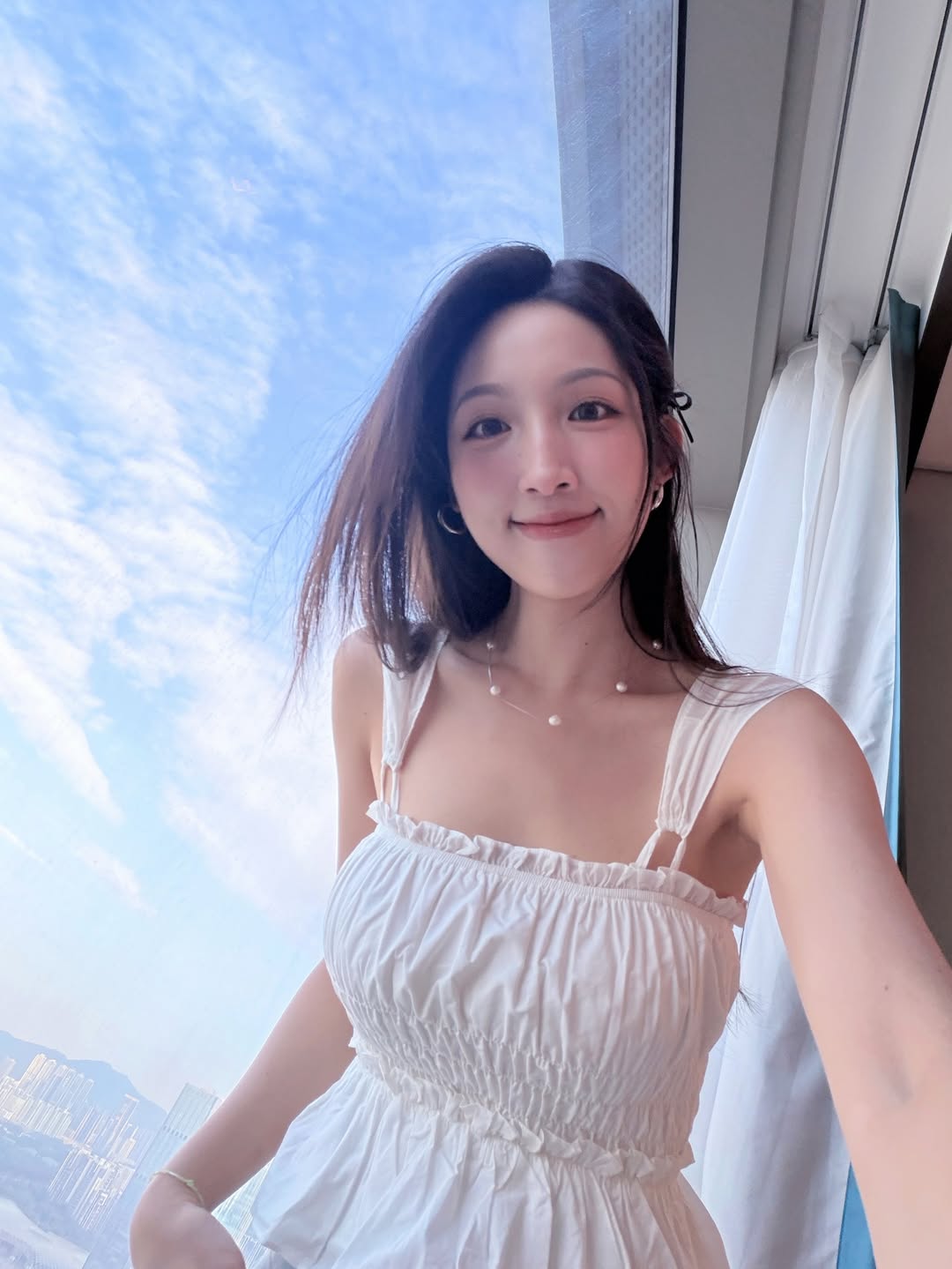 女神海兒街頭大解放S級白滑身材!大露背直落臀部轉身畫面震撼眼球 | UHK 港生活