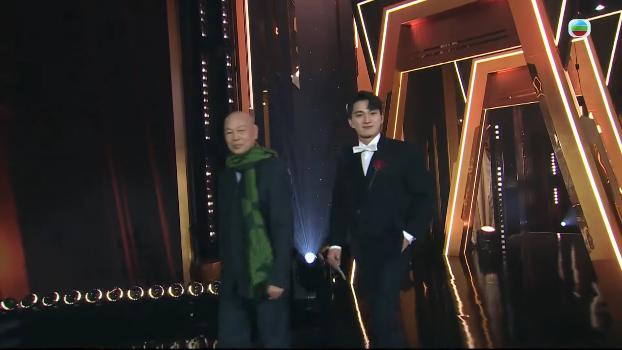 萬千星輝2025|羅家英頒獎台上斥責周嘉洛「契弟」 當眾公審一行為「好唔安樂」 | UHK 港生活
