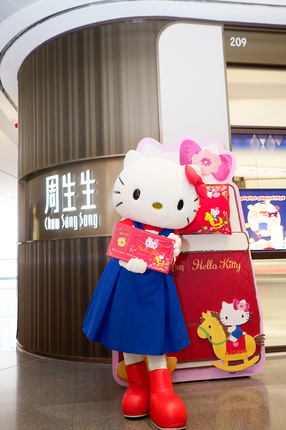 【直擊馬年第一金】難搶過演唱會飛?周生生 x Sanrio characters壓歲金片開賣 AIRSIDE分店現超長人龍! | UHK 港生活