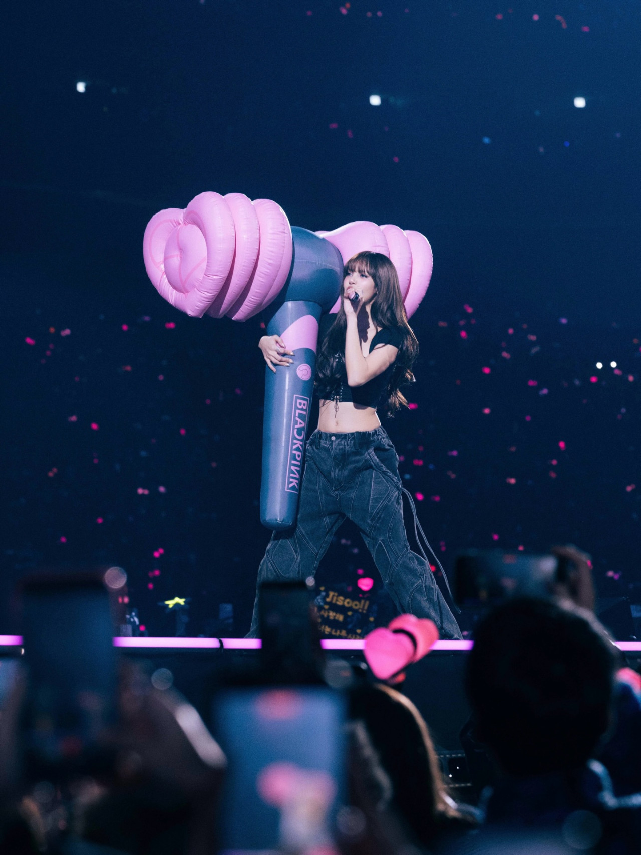 BLACKPINK演唱會LISA帶紅香港品牌牛仔褲斷貨！比例超顯瘦僅售XX元被搶爆秒殺 | UHK 港生活