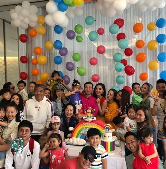 梁浸浸4歲生日仙氣十足！與好友Jasper、陳真互動超有愛！網友笑言：這個三角關係不太簡單！