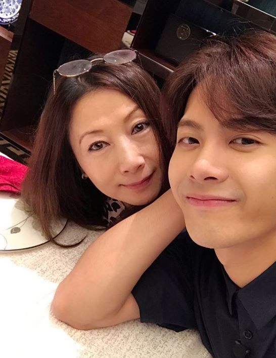 Jackson王嘉爾上載童年照賀媽媽生日  網民：兩母子小時候一樣樣？！