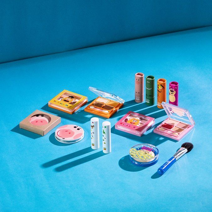 台灣FreshO2聯乘TOY STORY彩妝系列！三眼仔打亮、勞蘇＆抱抱龍唇膏、薯蛋頭夫婦眼影盤！