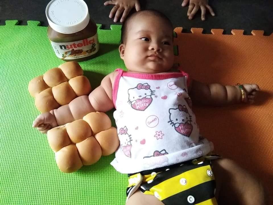 網民：看著就想咬一口！「米芝蓮寶寶」超可愛，肉肉小手完美隱藏於麵包中！