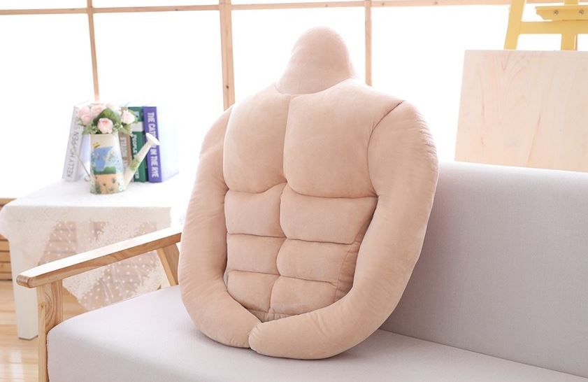 韓國推出「男朋友」肌肉攬枕！疲累時來個愛的抱抱！安全感滿分！