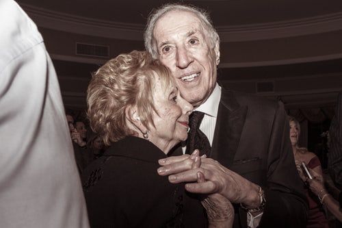 年紀大了也要把你當小女孩呵護！超sweet！7旬老婆婆怕抽血，伯伯抱緊安慰︰「不怕」！