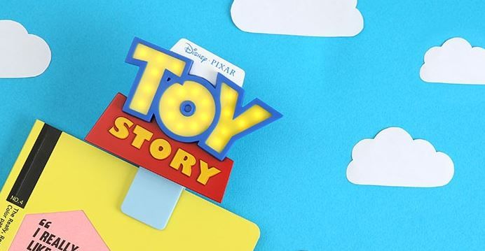 去旅行必備！日本推多功能「TOY STORY自拍燈」！還原度100%！3段亮度調節&可當作便條夾擺飾！