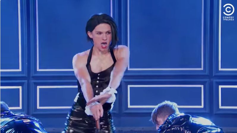 【蜘蛛俠】穿女裝性感跳《Umbrella》背後有洋蔥！Tom Holland為受欺凌男孩添自信