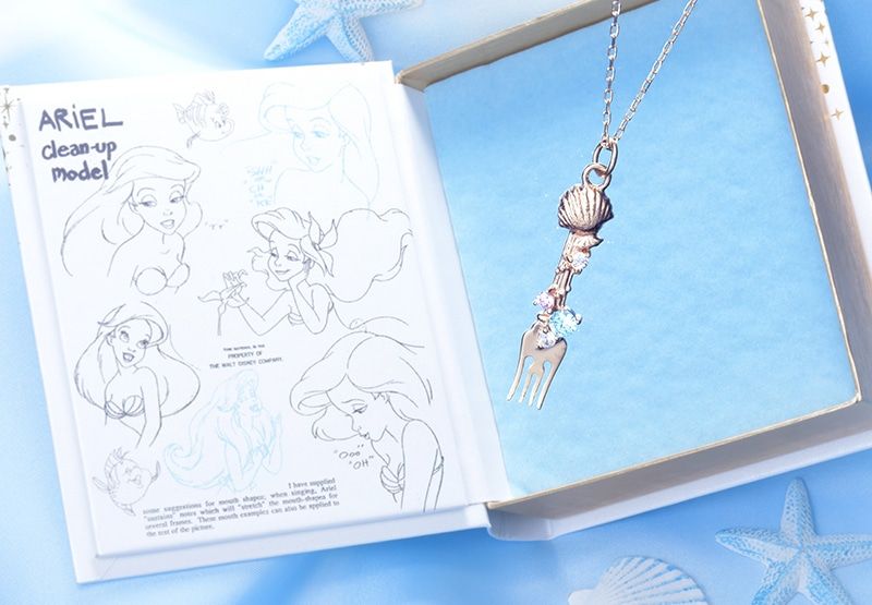 日本迪士尼《小魚仙》30週年新品！Ariel餐叉梳子頸鏈、夢幻冰藍化妝掃！經典原著畫面！
