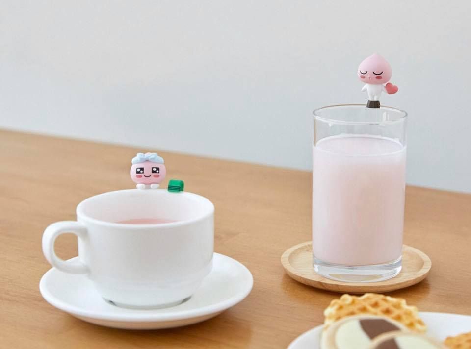 韓國Kakao Friends推出2款Apeach造型杯緣子！同場還有RYAN、TUBE、MUZI水泡造型電線保護套！