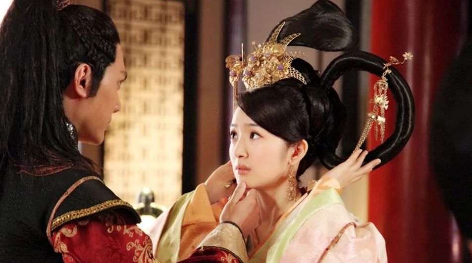 盤點8個陸劇稀奇古裝造型！迪麗熱巴、吳謹言都駕馭不了！網友：創作力量同幻想！