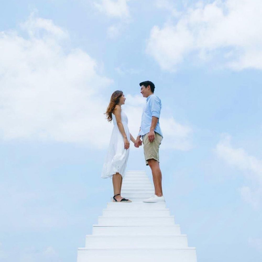 【香港都影到！】港版白色「天國階梯」！閨蜜、戀人打卡好去處！以藍天白雲作背景！
