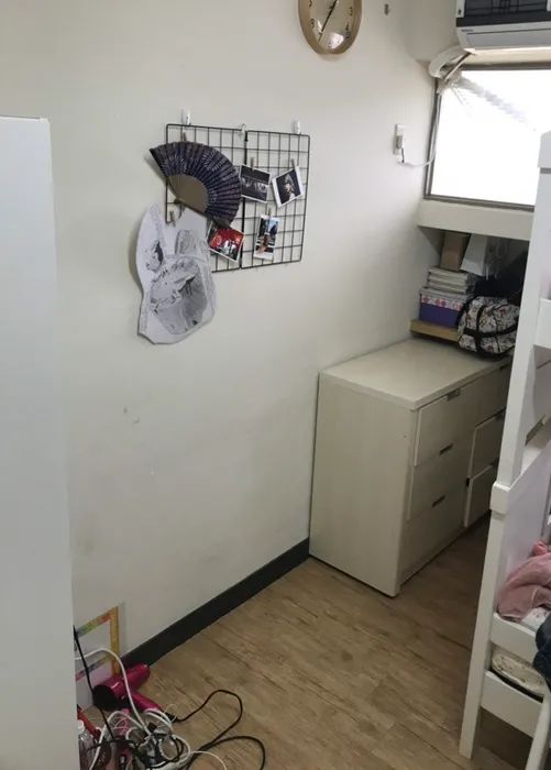 有哥的妹妹像個寶！生日收哥哥親手改造的「無印風」書桌！網友表示很羨慕！