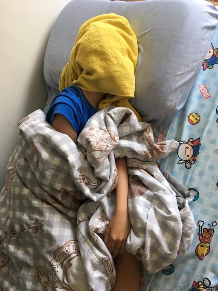 兒子「下令」不可洗！長大不抱老婆 ，只抱萬年「臭被被」！網友表示：味道最濃的地方越要聞！