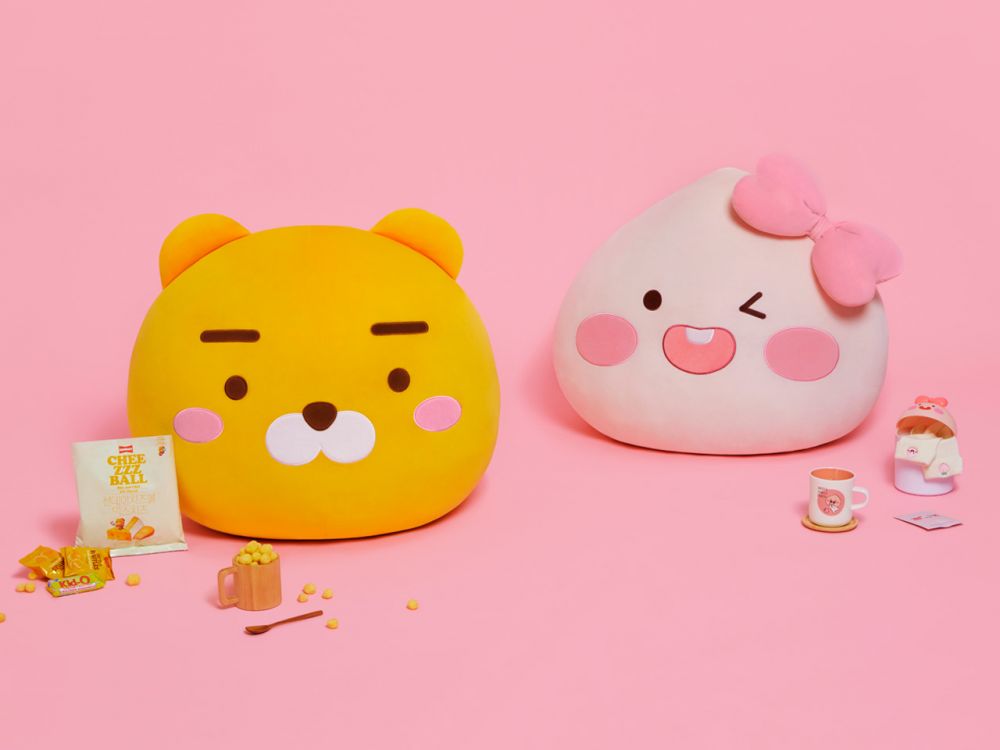 KAKAO FRIENDS推出Ryan、Apeach巨型攬枕！可愛表情、軟綿綿質感！治癒感十足！