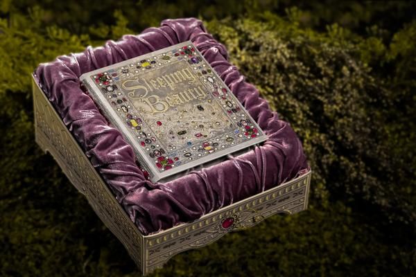 美國Besame聯乘迪士尼睡公主！美妝系列重現1959年代復古感！