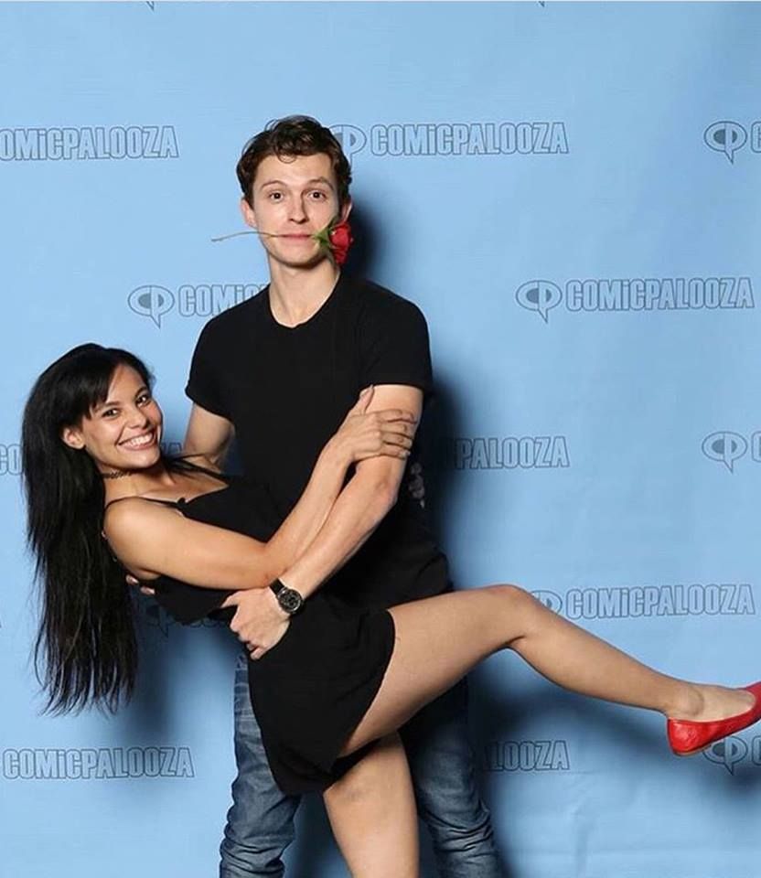 寵粉絲寵上天！抱抱、V字手勢已經OUT！Tom Holland與粉絲拍照 連這個姿勢都配合？