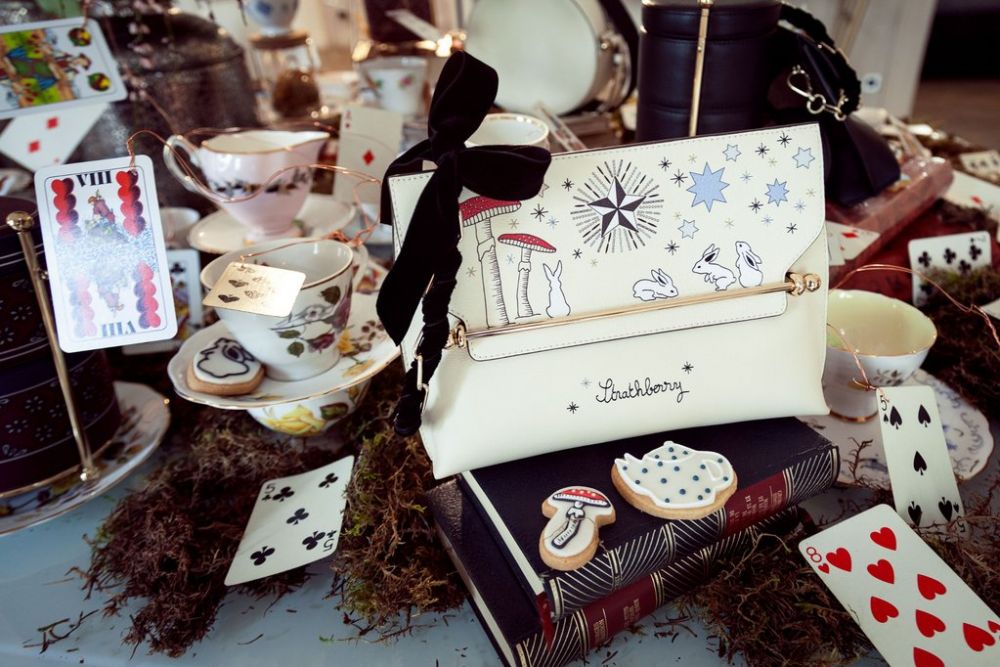 STRATHBERRY 愛麗絲夢遊仙境系列！超美兔子刺繡、鑰匙設計！經典白x天空藍！