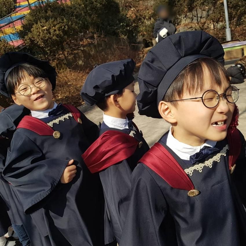 大韓民國萬歲暴風長大！帥氣幼稚園畢業照公開曝光！三胞胎中的這位還擔任學生代表致詞！