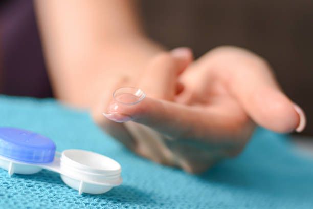 指甲過長恐刮傷角膜！鏡盒使用前要這樣做！ 眼科醫生：4大情況不宜戴隱形眼鏡