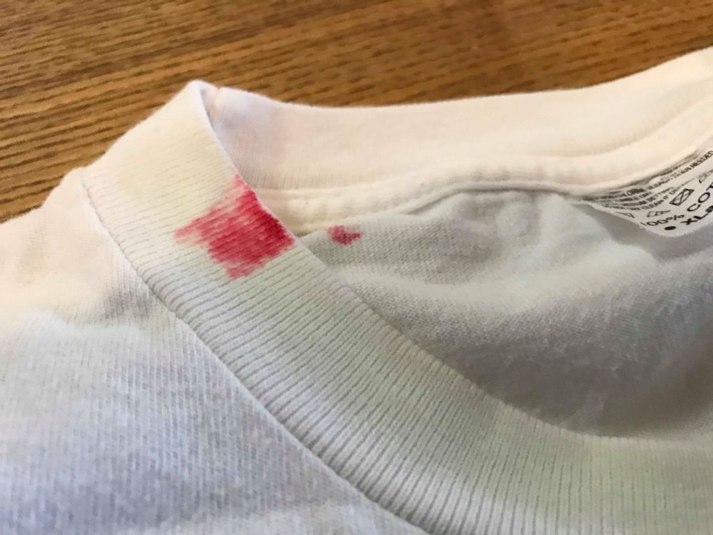 【衣物去污小技巧】白衫使用漂白水衣服變紅？日本洗衣專家教你1招還原！