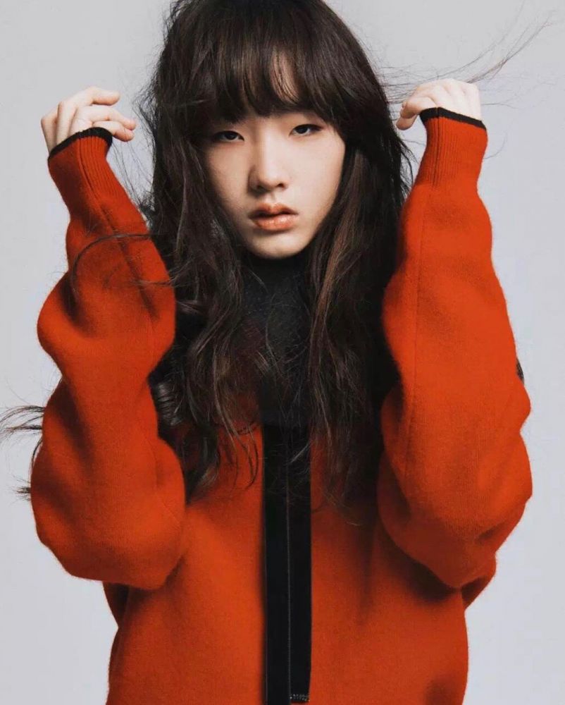 小S大女Elly展現超模厭世臉！完美駕馭各種時尚造型！網友讚評：「氣場完全不輸媽媽！」