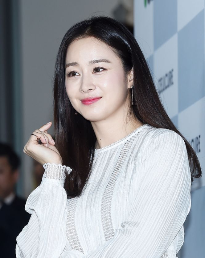 41歲金泰希凍齡保養秘訣！節目公開化妝袋+護膚4步！護手霜、潤唇膏是重點！