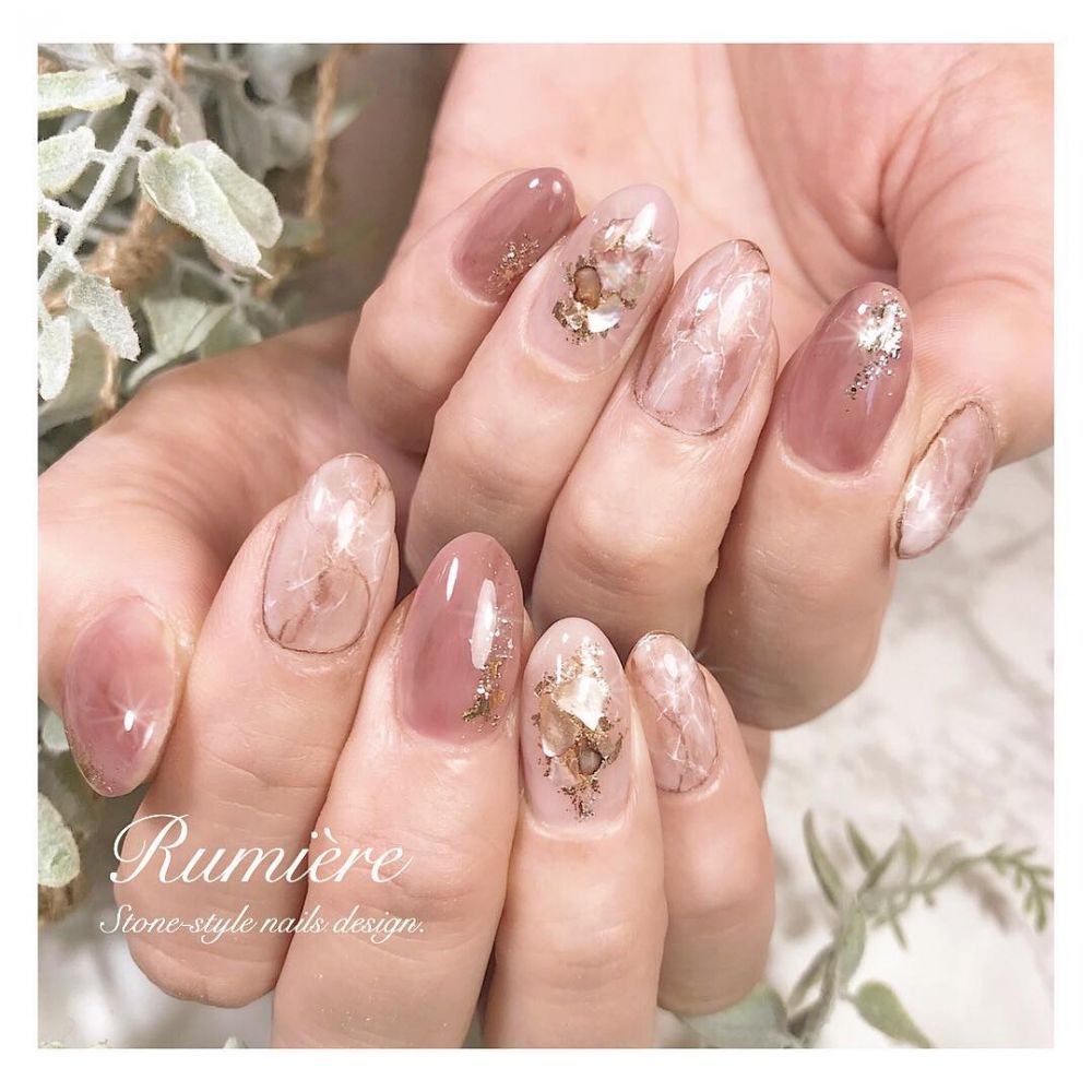 【美甲提案】20款初秋美甲提案！溫柔「草莓奶茶色」gel甲！夢幻雲石/格紋圖案！