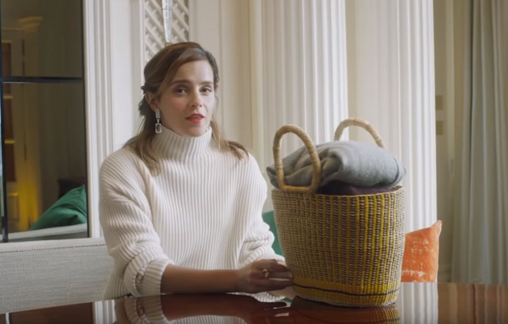 Emma Watson公開日常手袋愛用品！保濕噴霧、小說、零食！網民：這根本是「妙麗」的手袋！